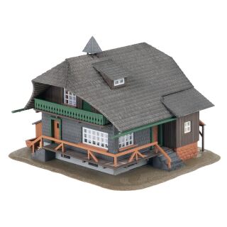 Faller (H0) 130010: Jubiläumsmodell Schwarzwaldhaus mit Figur